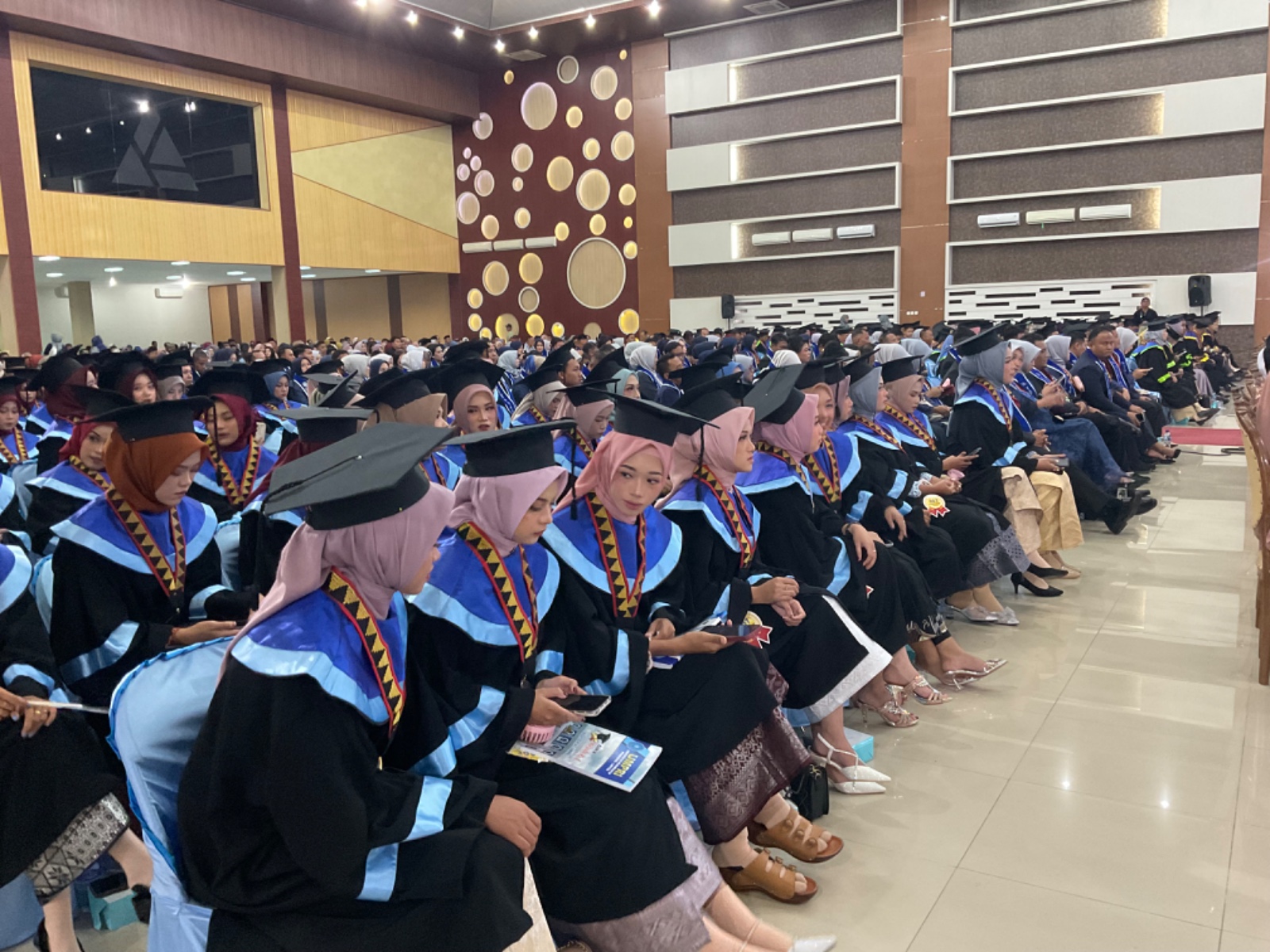 WISUDA KE-6 UMPRI DIHELAT PENUH HIKMAT