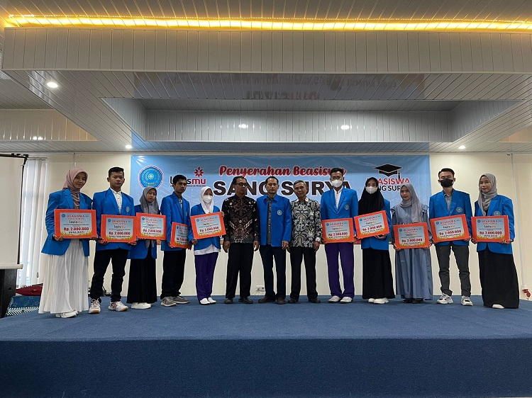 Lazismu UMPRI Serahkan Beasiswa Sang Surya Tahun 2023