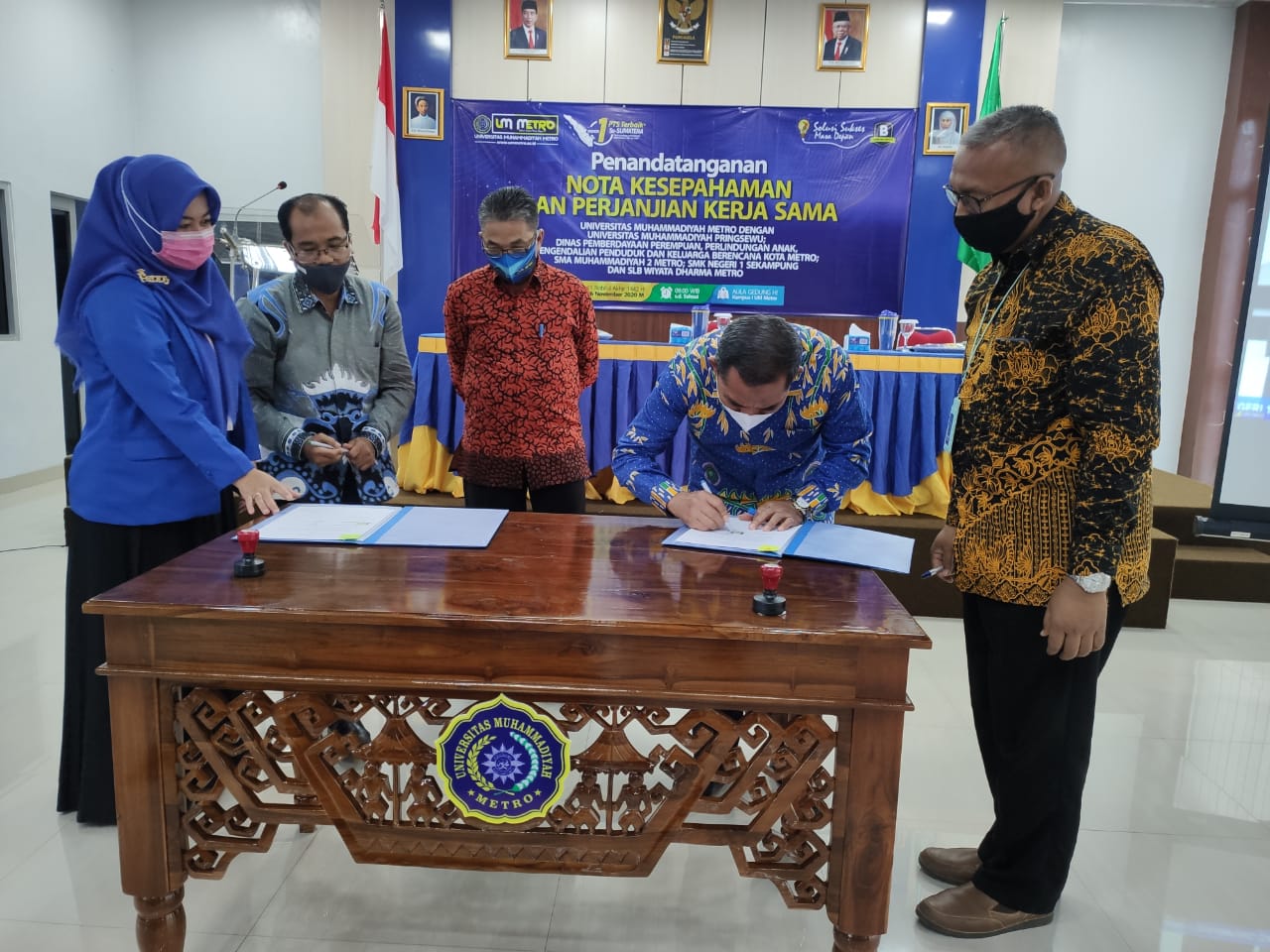 Rektor Universitas Muhammadiyah Pringsewu (UMPRI) Drs. H. Wanawir AM.,MM.,M.Pd Hadiri Penandatanganan nota kesepahaman dan perjanjian kerja sama tersebut terkait dengan Catur Dharma Perguruan Tinggi,.